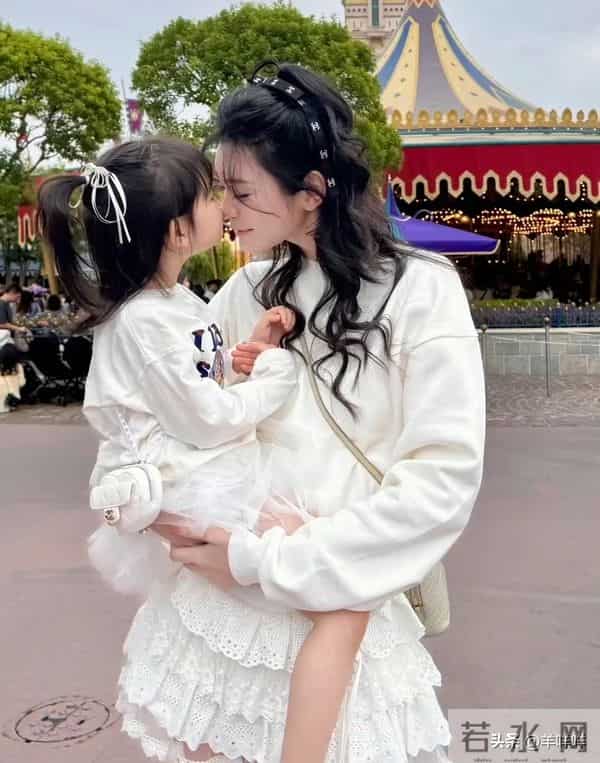 奚梦瑶晒4岁二胎女儿，Romee背香奈儿像洋娃娃，母女俩白到发光！
