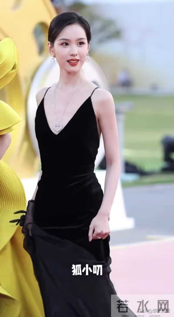 关晓彤、陈都灵亮相金鸡奖红毯 一个美得大气 一个宛如优雅的黑天鹅