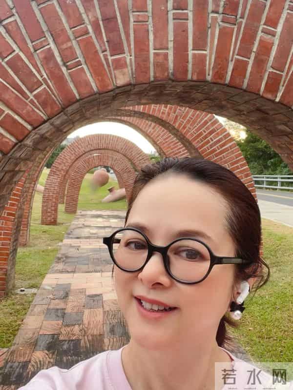 52岁香港女星的近况曝光,当年被前夫各种指控导致其形象受损