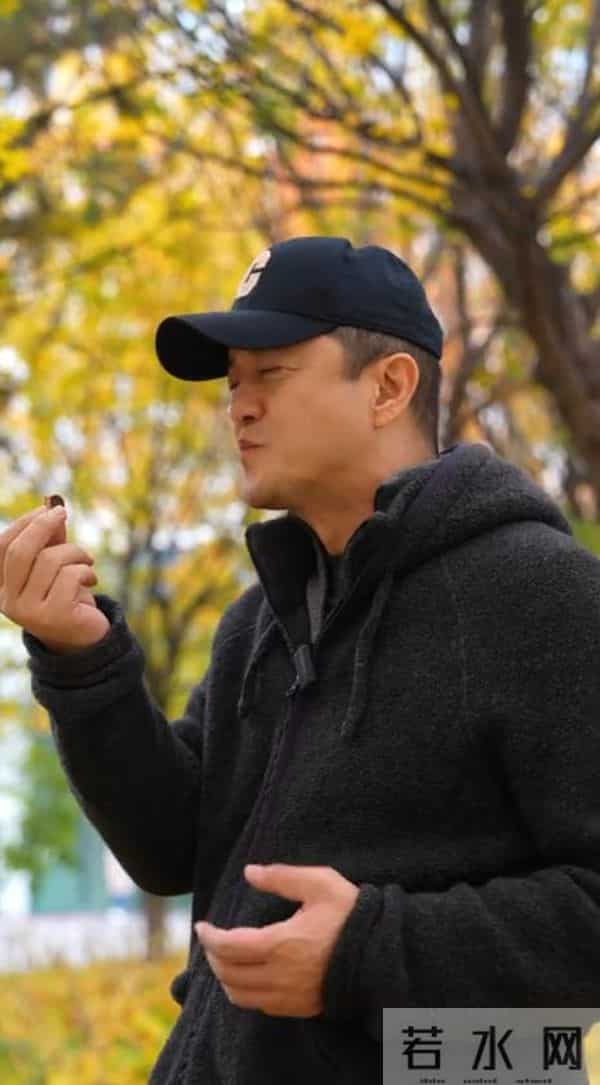 把男人当"玩具"?51岁"无人敢娶"的周迅,走上了另一条道路