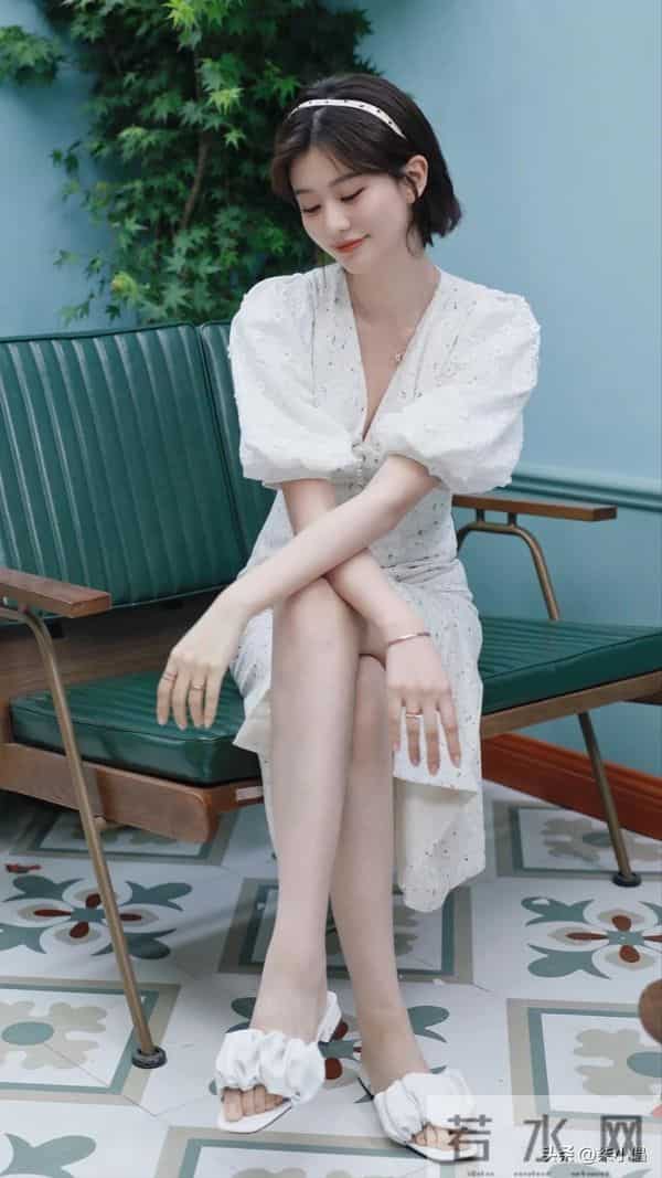 乔欣｜精致的妆容，修长的美腿，可真是诱人