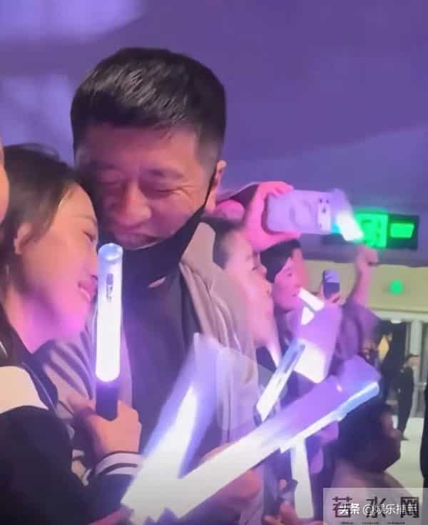 回旋镖砸中自己?张雪峰也没想到,一场演唱会让多年恩爱成了笑话