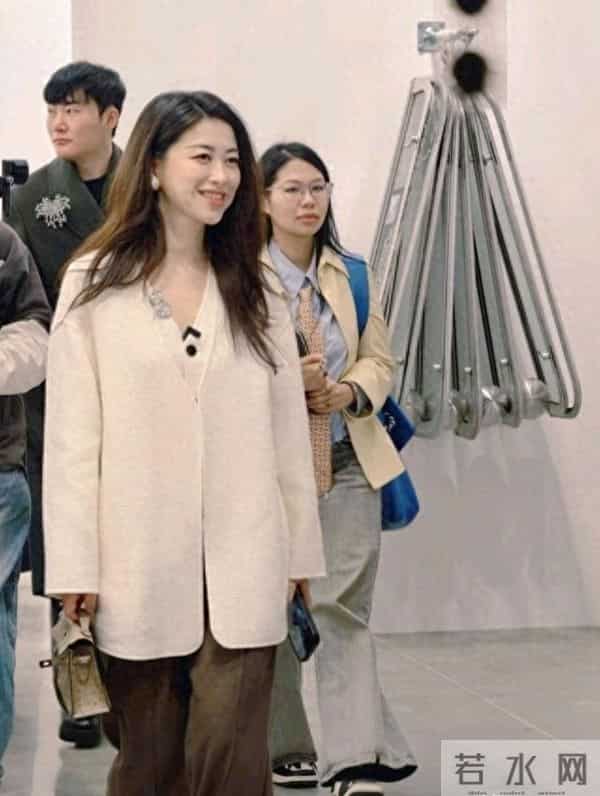 41岁朱珠在上海看艺术展，她穿着白衣，身材苗条，皮肤白皙 太美了