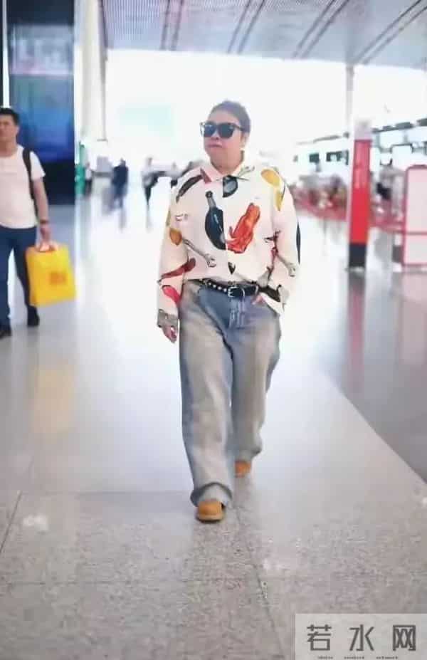 55岁韩红瘦后似换个人,穿花衬衫不丑,意外时髦年轻,气质拉风