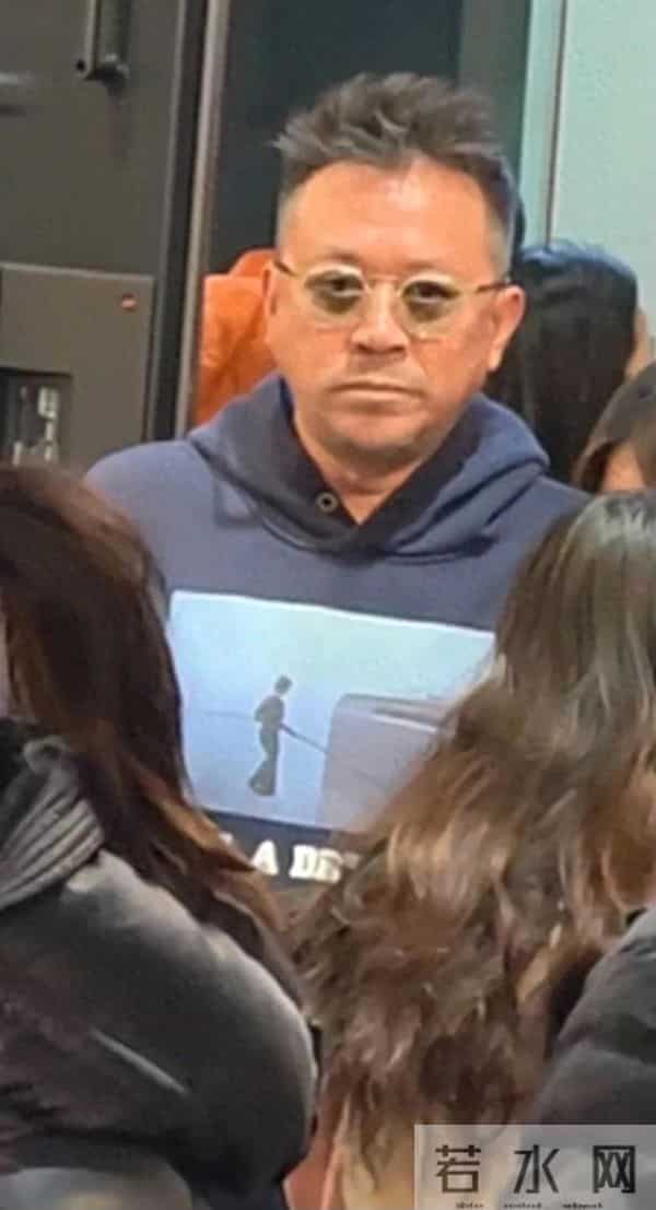 王学兵满头白发去鼓楼西看话剧,身体发福,54岁的他老的认不出了