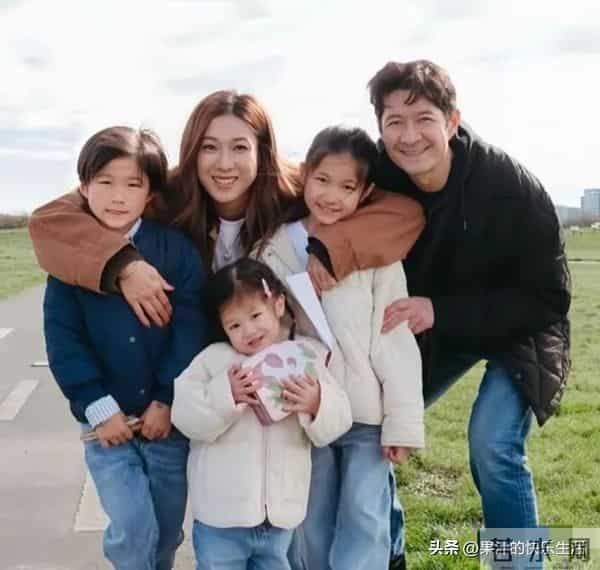 钟嘉欣回应婚变传闻,嘴上说不用理,表情和肢体动作引争议!