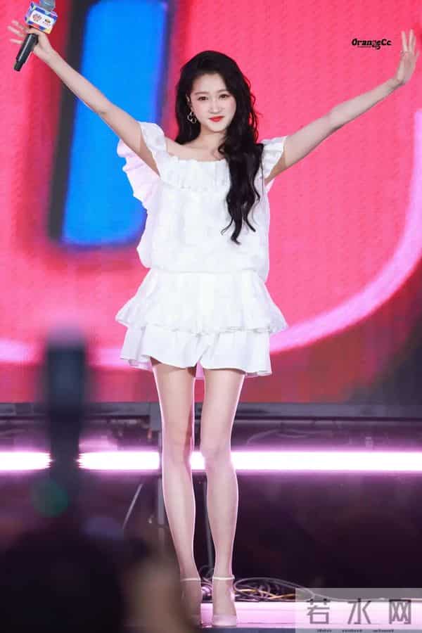 关晓彤,腿精的实力轻松拿捏