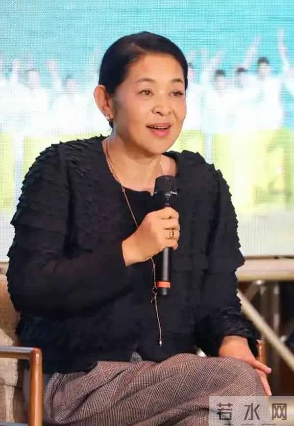 倪萍：半生从容，却为1.97 米的儿子操碎了心，有两大担忧