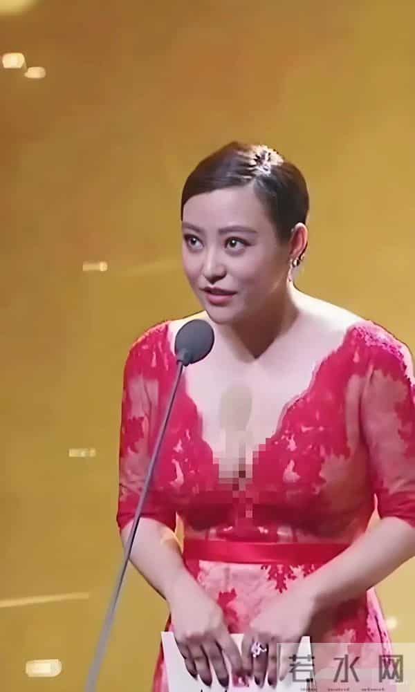 郝蕾太丰满了穿绒衣扣子都撑开了如果扣子突然破了那就十分尴尬了