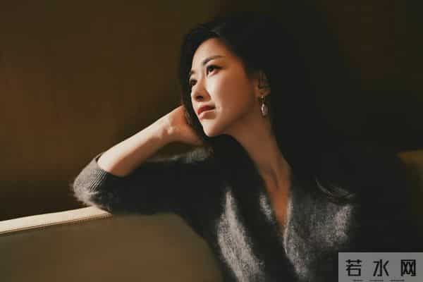 朱珠晒新照，灰毛绒套装配长卷发，气质优雅好惊艳