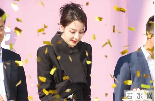 迪丽热巴现身南京!脖子前倾严重依旧在咳嗽,给主持人打伞好暖心