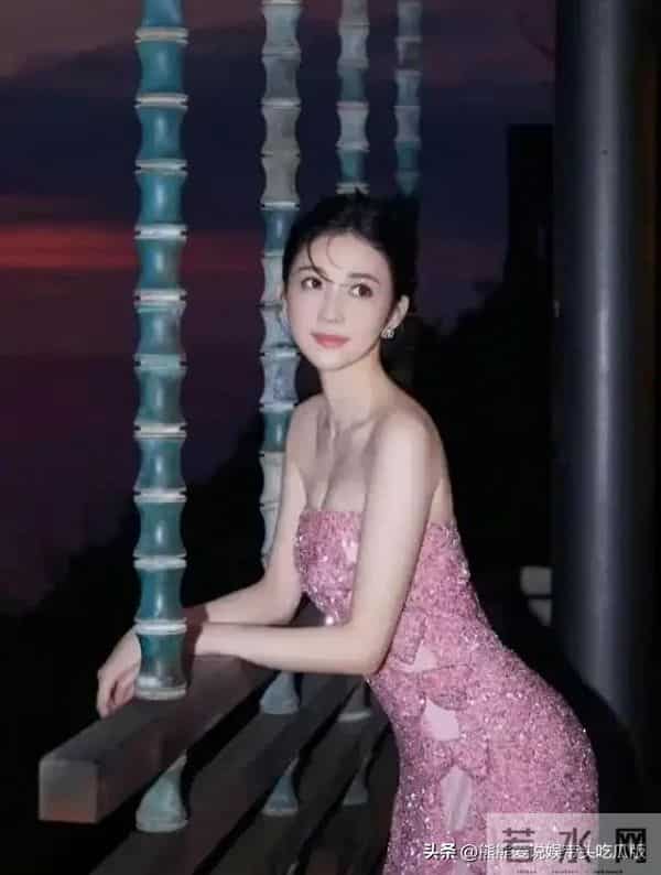 潘玮柏终于大秀老婆,戴大金链走机场,老婆穿紧身裙比女明星辣眼