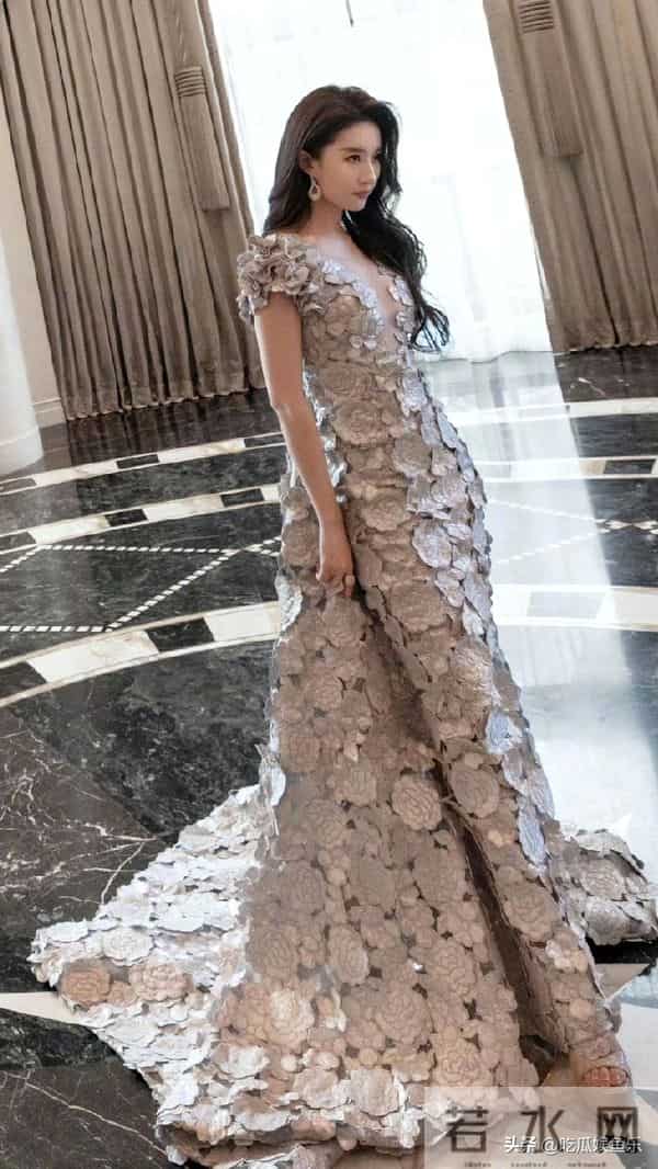 38岁刘亦菲花缀裙裾眼藏清光,把温柔和贵气都穿在身上