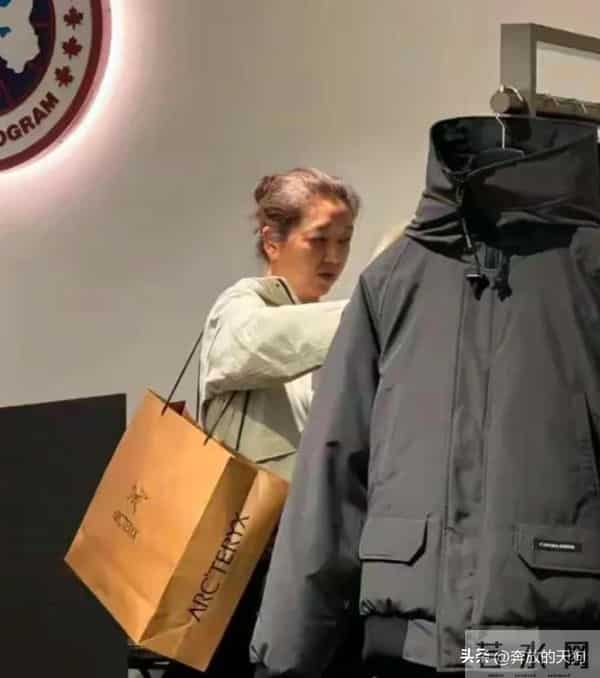 56岁江珊和老公逛街,背超大购物袋满头白发,田小洁耐心陪伴