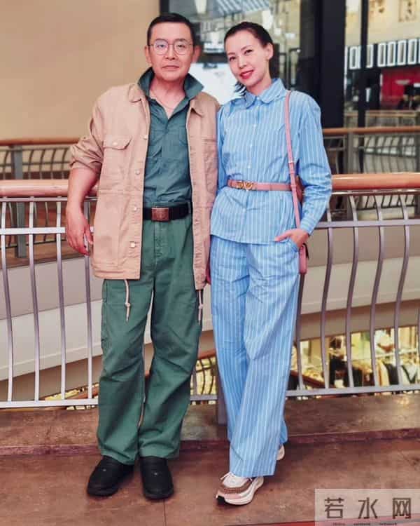 雷颂德夫妇同框放闪,移民英国生活富足惬意,模特太太被赞不见老