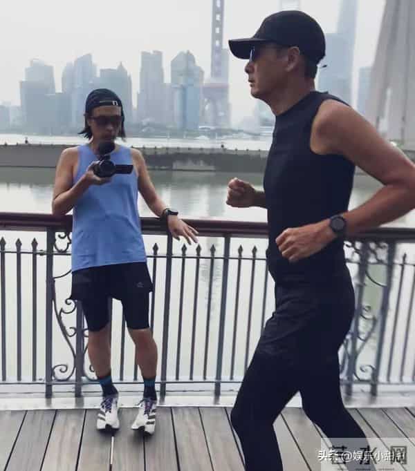 70岁周润发疯狂增肥20斤!剃须染发瞬间逆龄,重现许文强惊呆路人