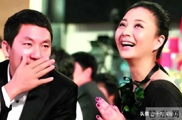 她是演员中的女富豪,多辆豪车轮流开,现在45岁却活得像20岁