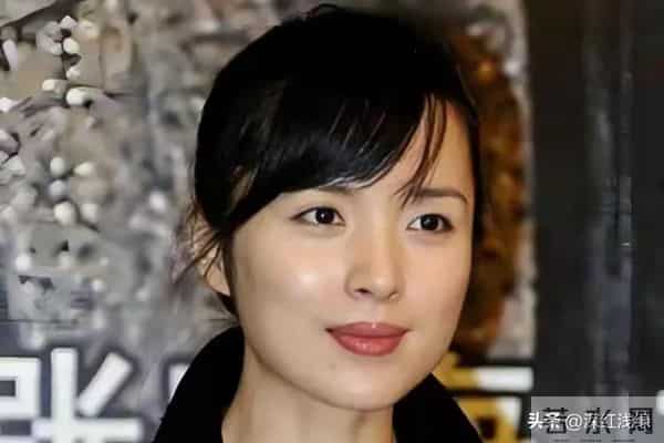 她26岁夺双料影后,二婚嫁靳东高龄产子,48岁活成这般模样