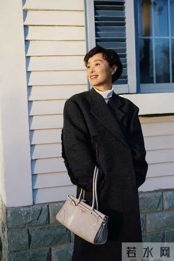 吴越晒冬日美照并黑大衣配白内搭配短卷发,气质温婉又高级
