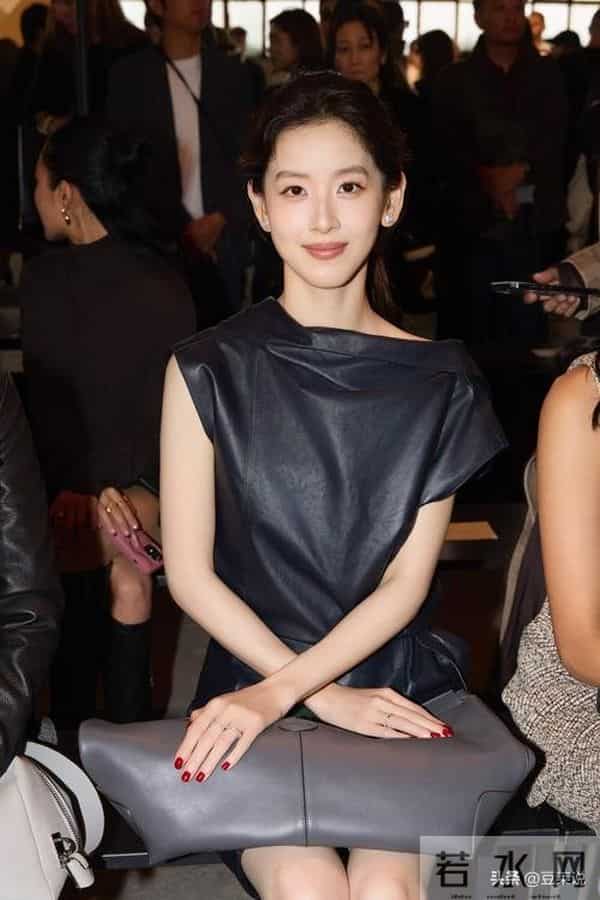 “婚变风波”仅10天，31岁章泽天又官宣喜讯，野心太大藏不住了！