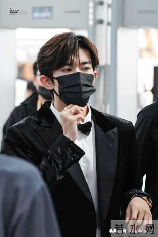 金鸡奖候场生图流出!易烊千玺的低调藏着内娱清醒