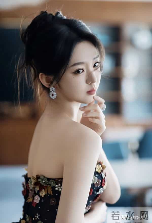 李柯以亮相金鸡奖红毯 抹胸短裙搭黑纱 个高腿长 气质颜值不输女明星