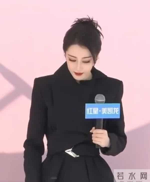 迪丽热巴现身南京!脖子前倾严重依旧在咳嗽,给主持人打伞好暖心