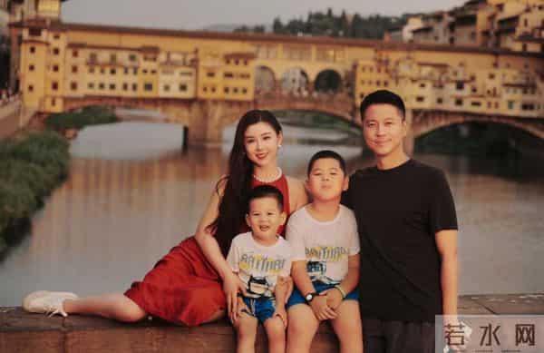 李小萌逛街喝咖啡，40岁皮肤很水灵，本人发的照片与生图有差距