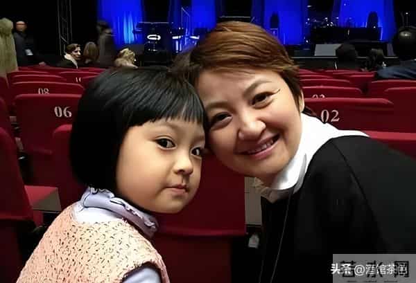 她童星出道，凭借一部电影火遍全国，如今53岁和俩女儿定居日本