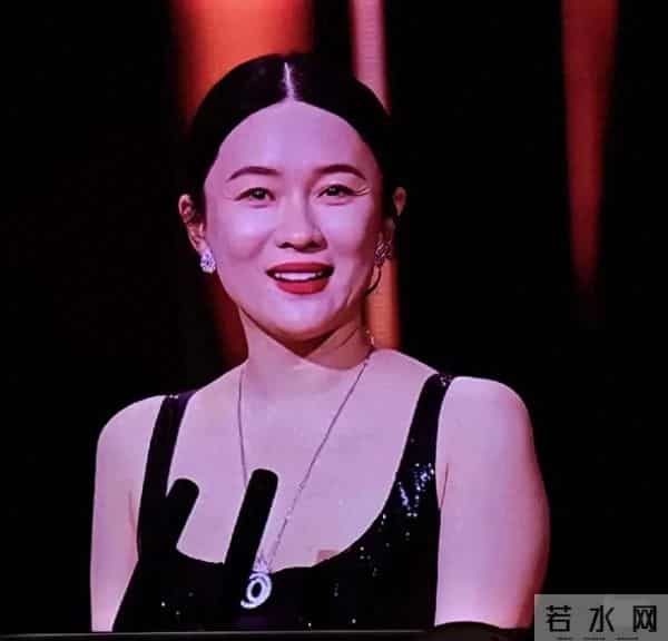 霍思燕高清镜头下脸简直不能看整个人的脸好圆润皱纹也多还有颈纹