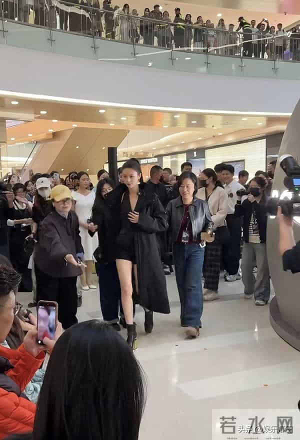 傅菁亮相杭州万象城 高马尾配黑外套露出性感大长腿 脖子以下都是腿