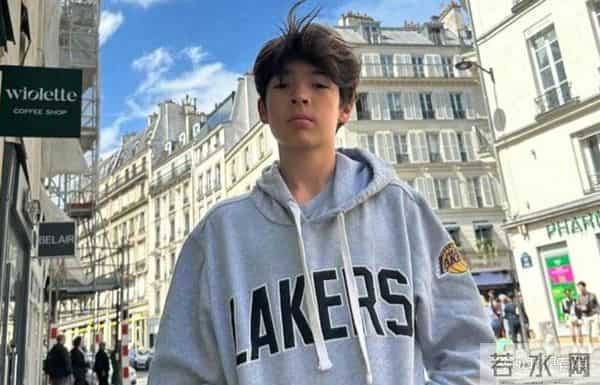 丑模”吕燕为儿子庆生，14岁小鲍180高个穿西装，长得像帅爸爸