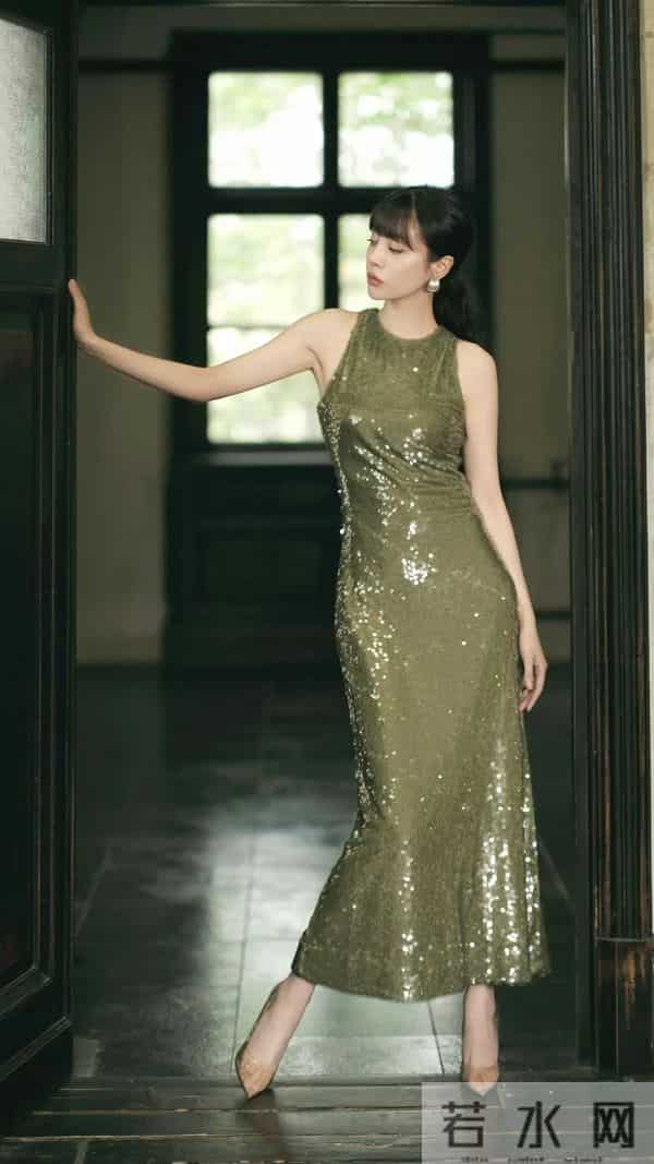 李溪芮紧身包臀裙透明高跟鞋