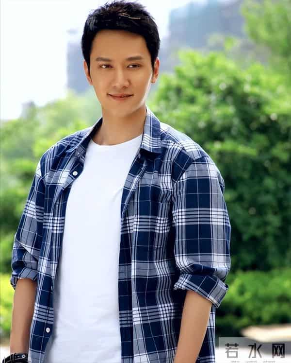 离婚四年，47岁冯绍峰再次官宣喜讯，活成了赵丽颖高攀不起的模样