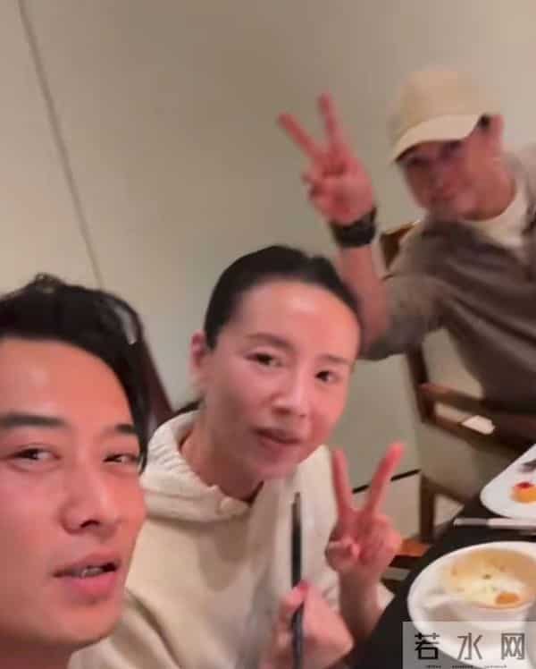 董洁和圈内好友聚餐,一人一瓶茅台显壕气!董洁脸色通红疑喝高!