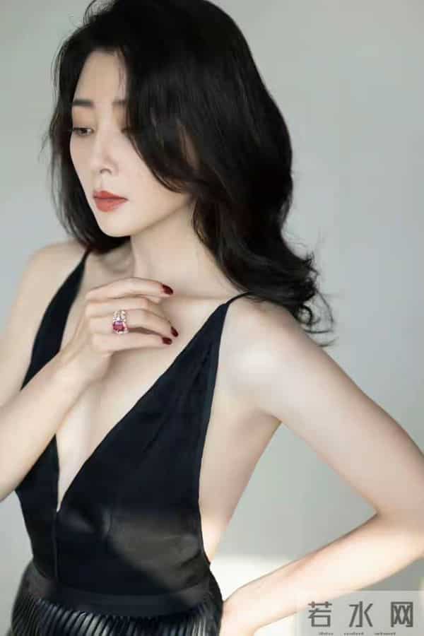 殷桃这身材看起来确实是太美了，不过这大体格子看起来非常健康