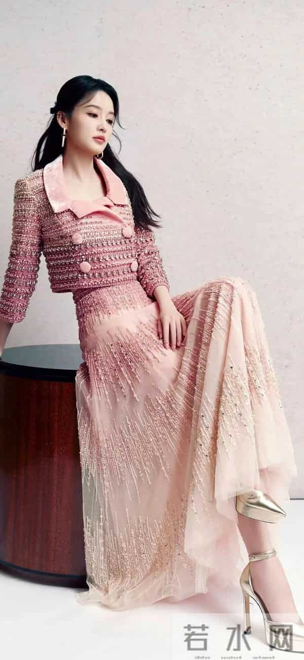 李沁身穿西瓜粉短款上衣搭配网纱半身裙，简直美出“新高度”