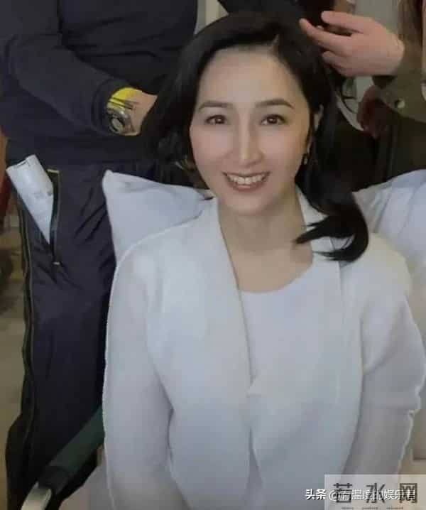 李嘉欣老了,关之琳老了,张敏老了,唯有61岁的她看起来像36岁