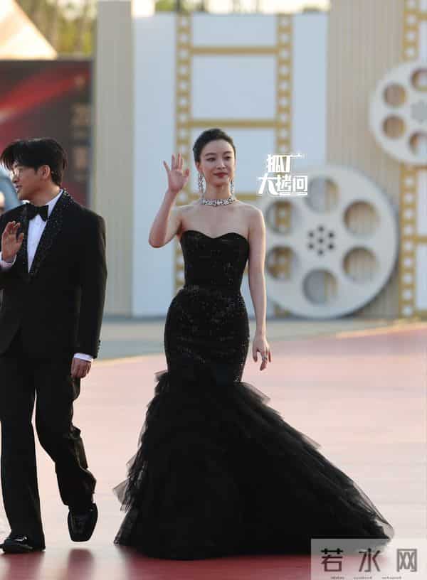 老天开眼了!关晓彤终于穿对 像神女下凡,辛芷蕾穿成紫茄子 好搞笑