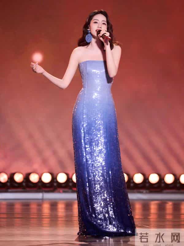 刘惜君蓝色鱼尾裙出席活动，宛如黑夜中的人鱼公主，太上镜了