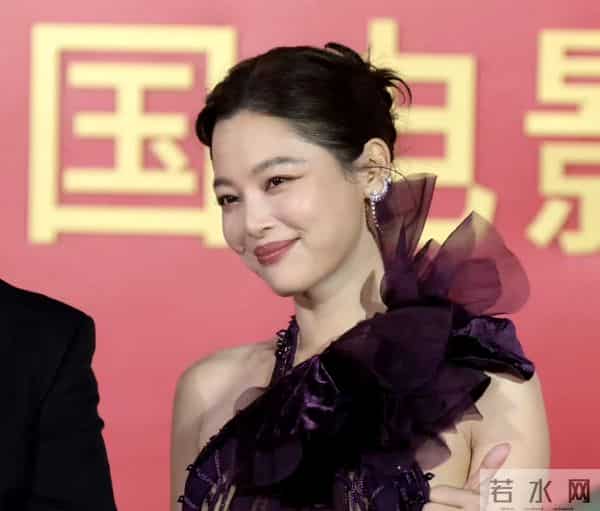 精修图VS生图:关晓彤膀大腰圆,倪妮老气了不少,辛芷蕾选错裙子