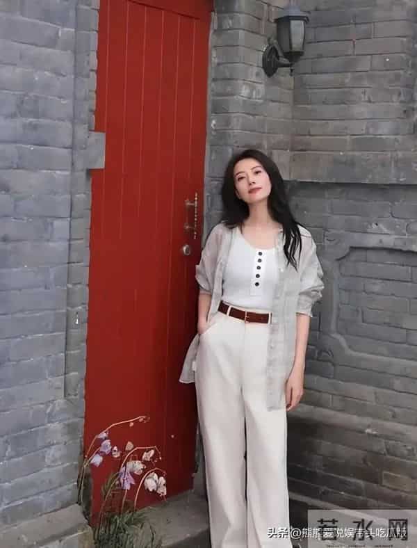 高圆圆又穿紧身裙,“蜜蜂臀”让人移不开目光,一般人没这好身材