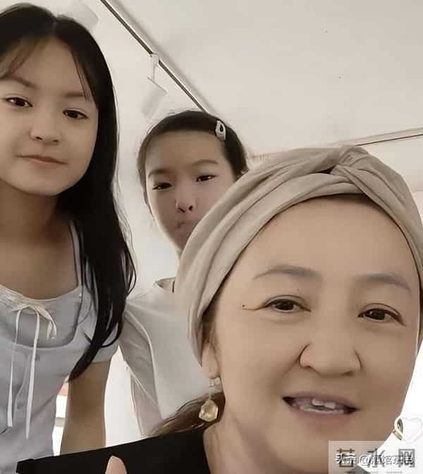 她童星出道，凭借一部电影火遍全国，如今53岁和俩女儿定居日本