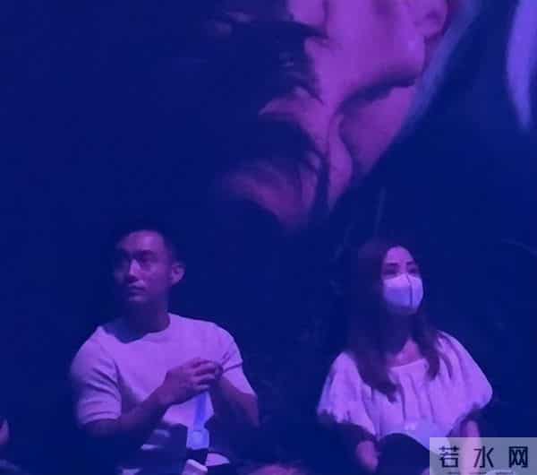 恭喜!香港知名女星被曝恋上小近10岁鲜肉,二人或已同居试婚