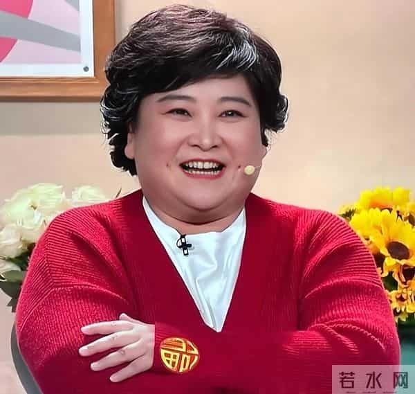 瘦到脱相？43岁的贾玲罕见露面，脸跨不平、又瘦又"颓"，令人唏嘘