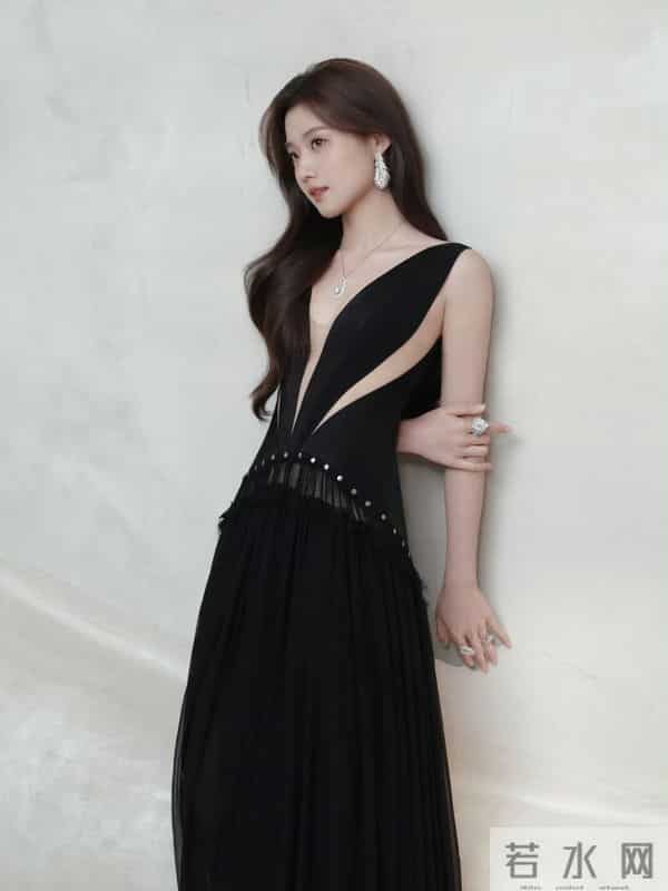 卢昱晓妩媚多姿性感神秘