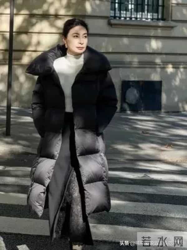 郭晶晶终于时髦一回！黑色羽绒服+高领毛衣+半身裙，高级又洋气！