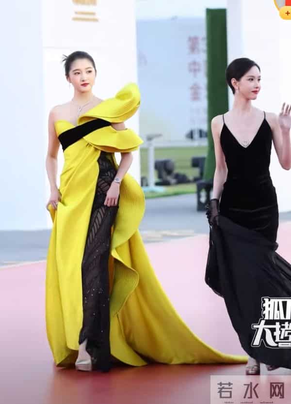 老天开眼了!关晓彤终于穿对 像神女下凡,辛芷蕾穿成紫茄子 好搞笑