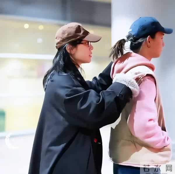 白百何带两个儿子现身!17岁大儿子长得像前夫陈羽凡,二儿子5岁