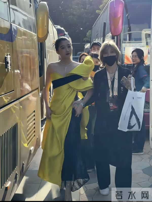 关晓彤金鸡奖红毯造型,优越的头身比,优雅贵气把这身驾驭得太好